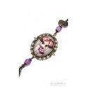 Sautoir avec cabochon en verre  illustré d'une geisha aux dahlias