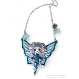 Sur demande réalisation d'un Sautoir ou collier avec pendentif personnage Fée papillon en pate polymère