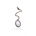 Collier avec pendentif cobochon verre illustrée d'une kokeshi
