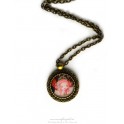Collier pendentif kokeshi cabochon verre illustré 18x18 mm