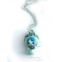 Collier avec pendentif poupée lapin kawaii pet Tons bleu en pate polymère fait main 